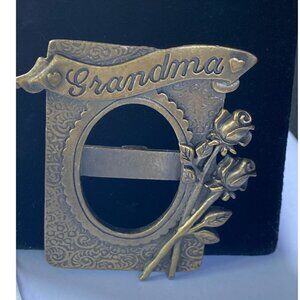 Grandma JJ Gold-Tone Brooch With Roses And Oval Frame Design J0204